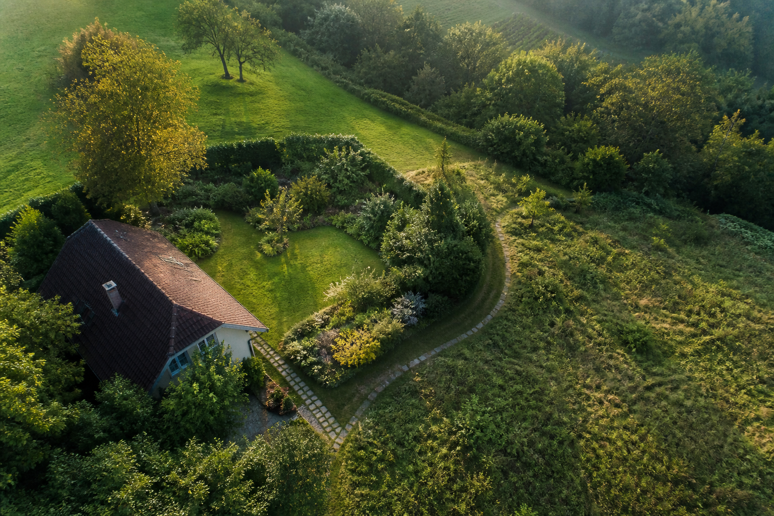 Privater Garten und Landschaft aus der Luft